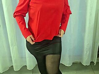 Take off my leather skirt and nylons to reveal this huge milf ass!