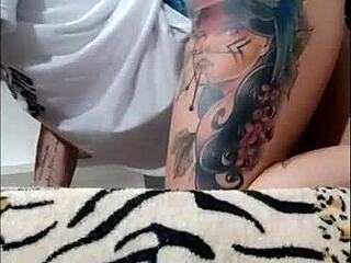 Safada se exibe inteirinha com shortinho jeans atolado e sem calcinha grelo gg e bcta peludinha - completo no red