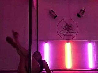 Pov doctora te muestra el culo bailando en el tubo