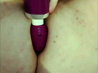 Novinha se masturbando toda molhadinha with vibrator and wet pussy
