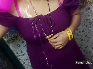 Hot indian desi bhabhi bathing