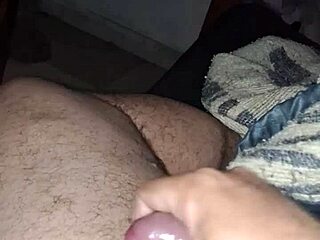 homem maduro se masturbando e gozando litros de leite