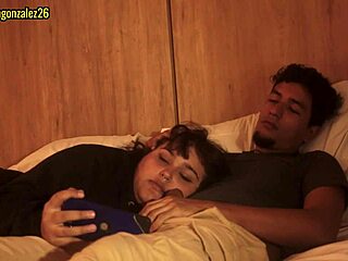 Tengo sue�o hermanastro dejame acostarme en tus piernas pero no metas tu pene en mi boca por favor