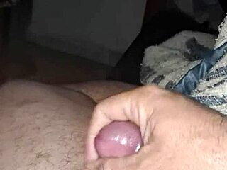 homem maduro se masturbando e gozando litros de leite