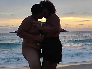 hotwiffe fudendo com na praia com jovem