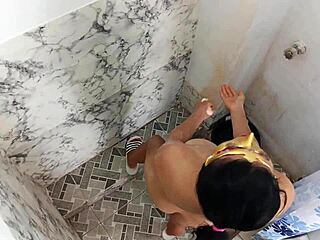 ducha ardiente madrastra follando ferozmente a su hijastro