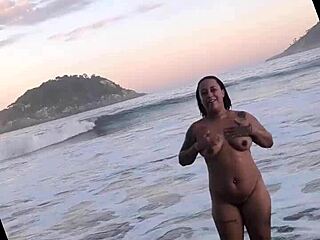 Conheci uma baixinha gordinha e sexy na praia de nudismo nao perca esse video veja ate final olha o que aconteceu