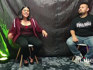 cornudo ve como su esposa es follada frente a el