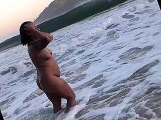 Conheci uma baixinha gordinha e sexy na praia de nudismo nao perca esse video veja ate final olha o que aconteceu