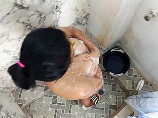 ducha ardiente madrastra follando ferozmente a su hijastro