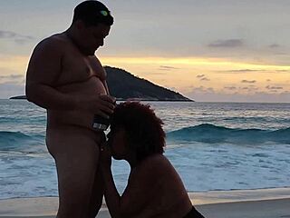 hotwiffe fudendo com na praia com jovem