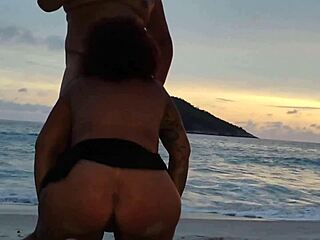 hotwiffe fudendo com na praia com jovem