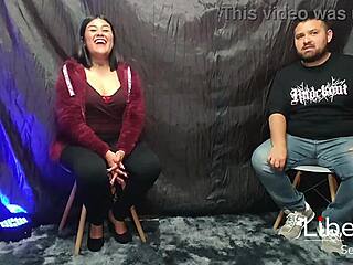 cornudo ve como su esposa es follada frente a el