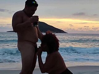 hotwiffe fudendo com na praia com jovem
