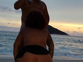 hotwiffe fudendo com na praia com jovem