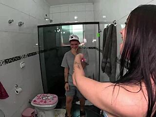 depois de discutirem quem vai dar o cu a conversa acabou no banho de pamela urach