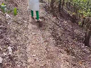 रांड़ को जंगल में चूत फाड़ दी