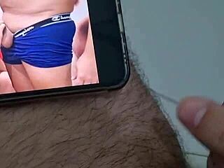 Corno se masturba assistindo sua esposa gravida transar com o dotado