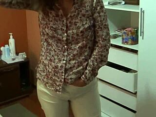 Stepmother shows off and asks friends to jerk