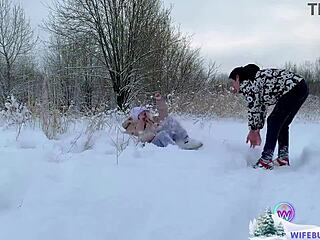 Milfs amateur comparten sexo navideño nevado
