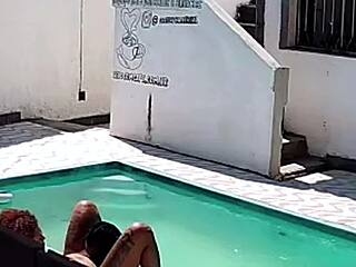 flagrei minha vizinha fudendo com negão na piscina